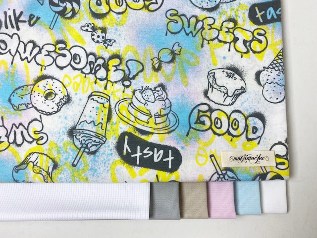 30/-コーマ度詰天竺ニット スイーツグラフィティ柄オフ×サイダーポップ