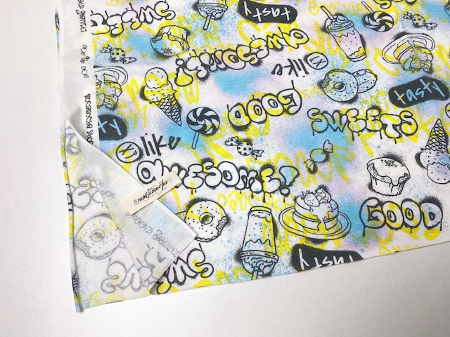 30/-コーマ度詰天竺ニット スイーツグラフィティ柄オフ×サイダーポップ