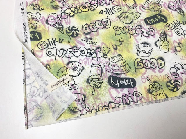 30/-コーマ度詰天竺ニット スイーツグラフィティ柄オフ×マッチャアズキ