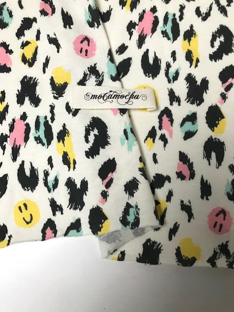 30/-オーガニック天竺ニット スマイリーレオパード柄エクリュ×キャンディポップ