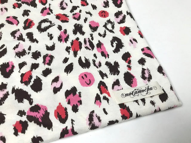 30/-オーガニック天竺ニット スマイリーレオパード柄エクリュ×ラブピンク