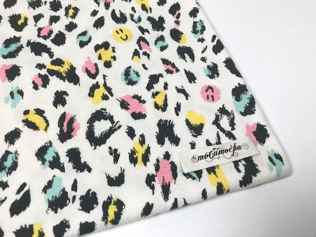30/-オーガニック天竺ニット スマイリーレオパード柄エクリュ×キャンディポップ