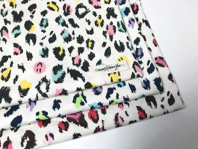 30/-オーガニック天竺ニット スマイリーレオパード柄エクリュ×ラブピンク