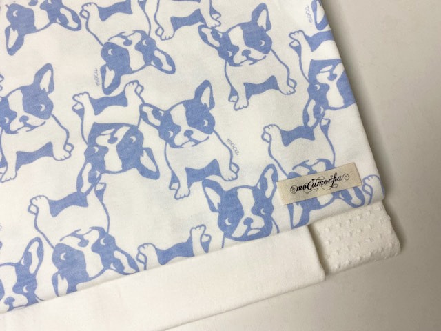 40/コーマスムースニット フレンチブルちゃん柄オフ×スノーブルー