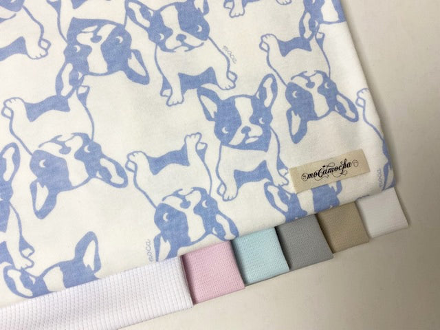 40/コーマスムースニット フレンチブルちゃん柄オフ×スノーブルー